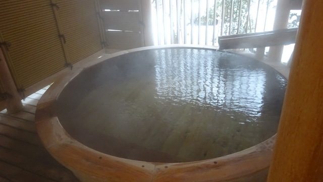 高野槙造りの露天風呂